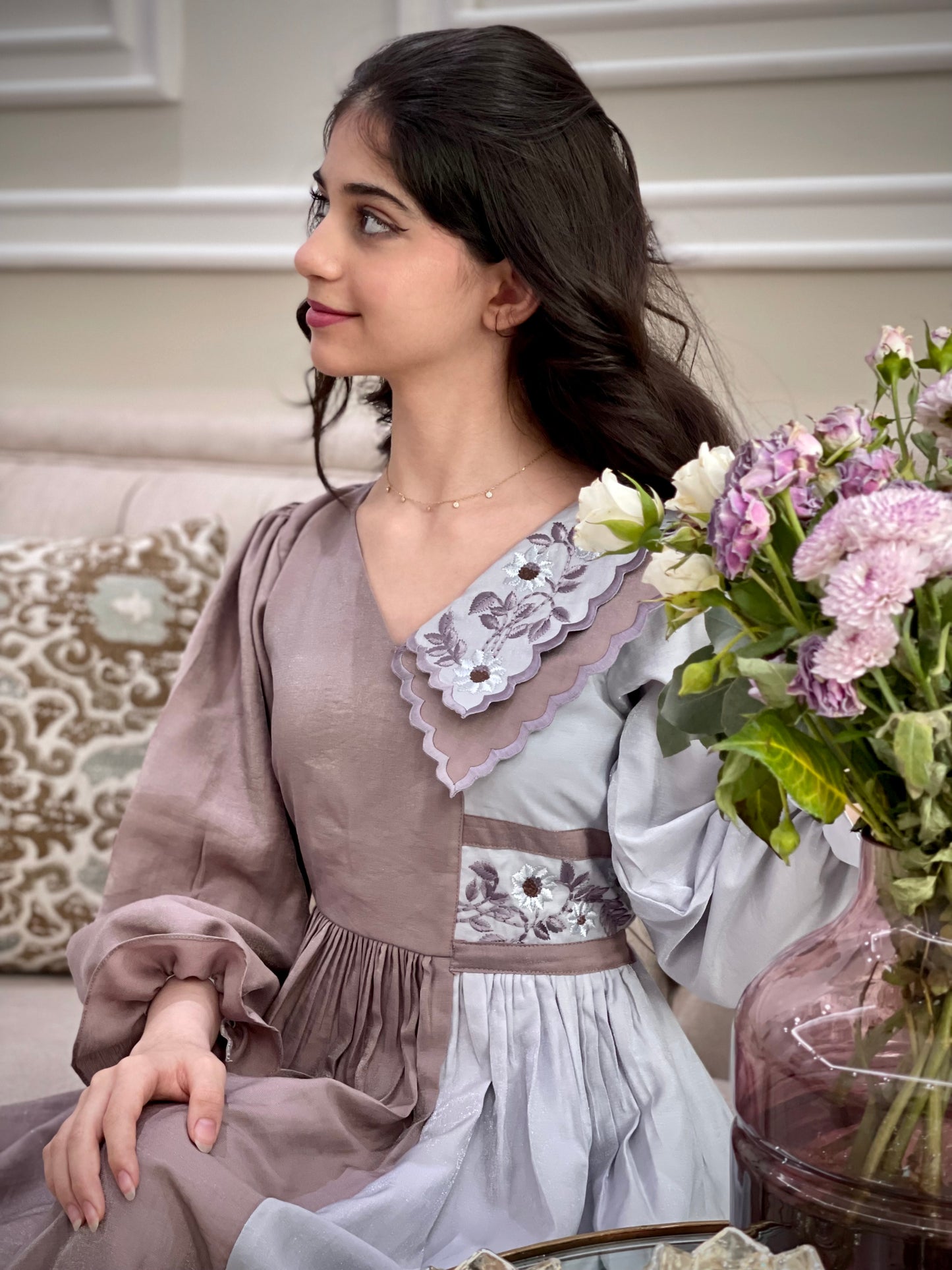 فستان دمج لونين مع ابه مطرزه وخصر مطرز من حرير روز الام والبنت