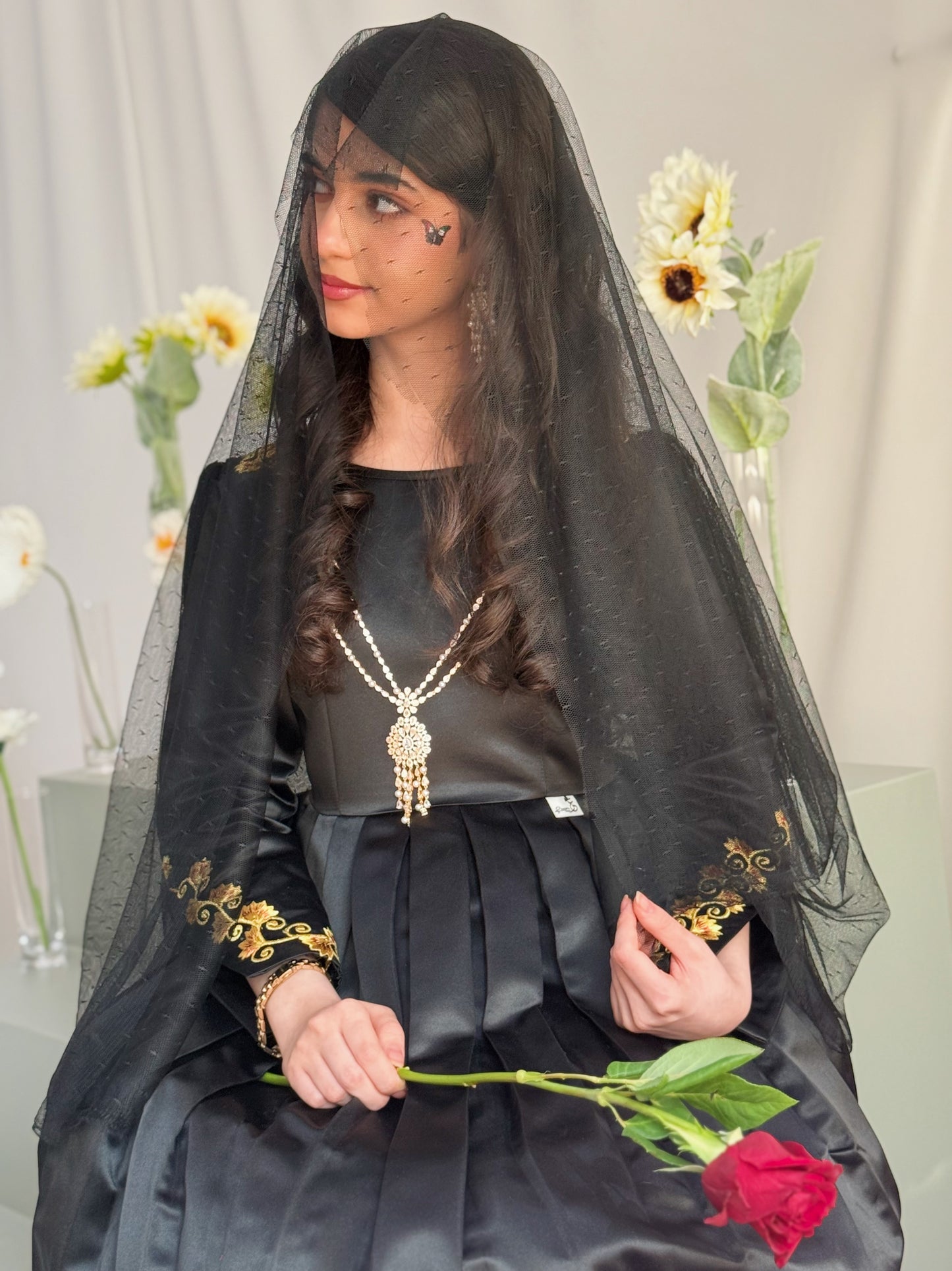 فستان  مع تطريز وتور