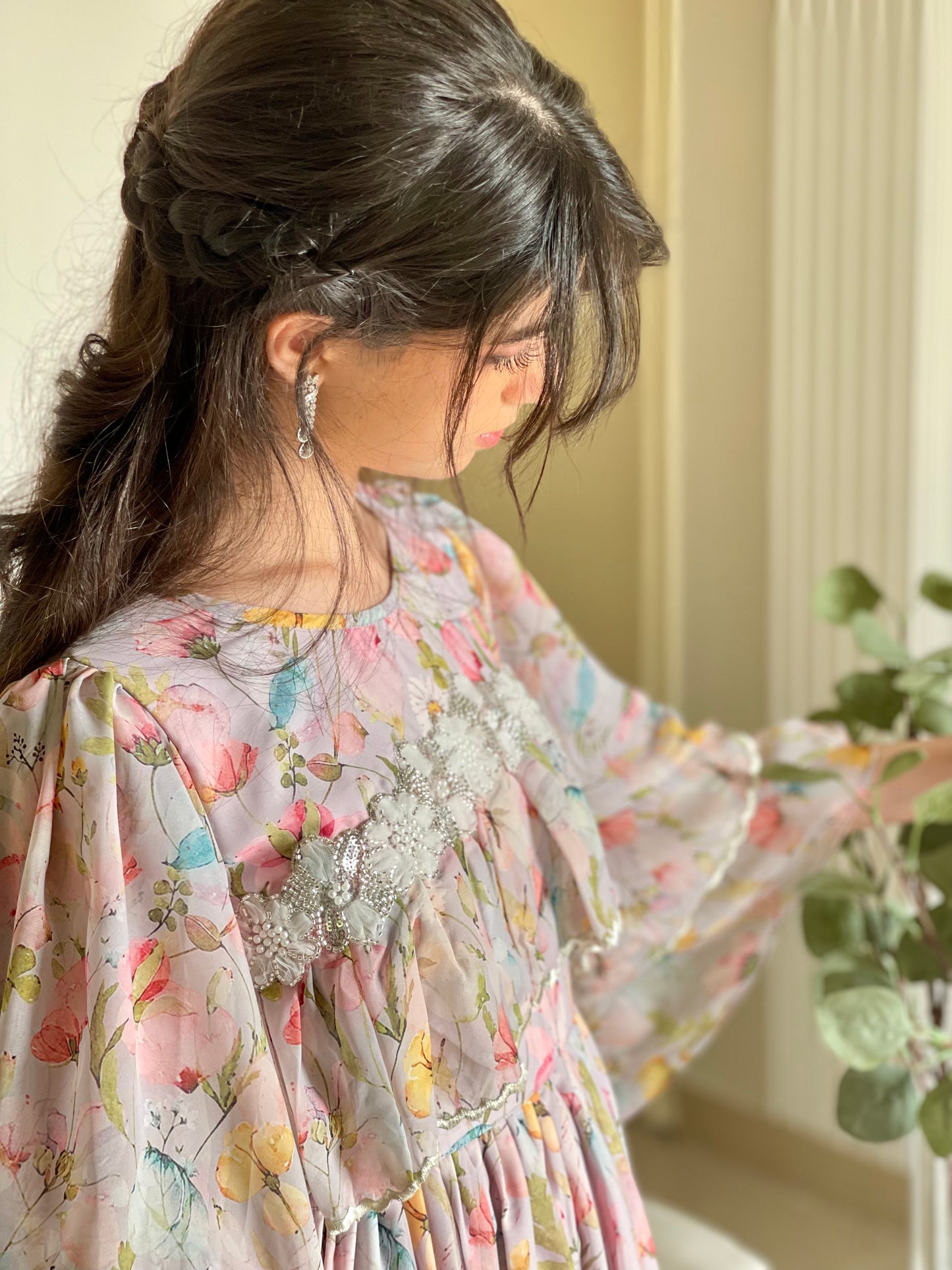 شيفون مع تطريز ودانتيل شك