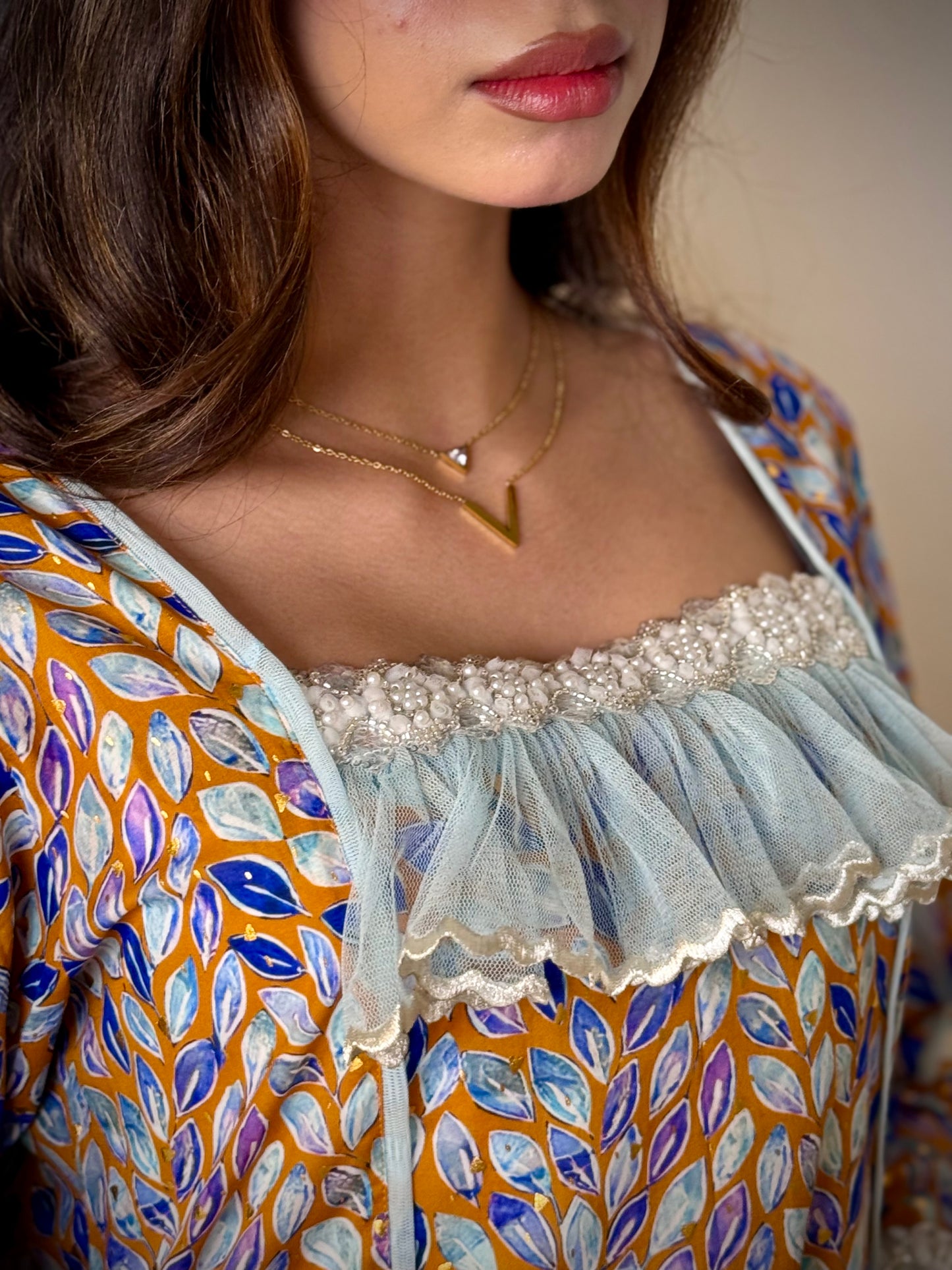 جلابية مع تور مطرز وشغل دانتيل شك