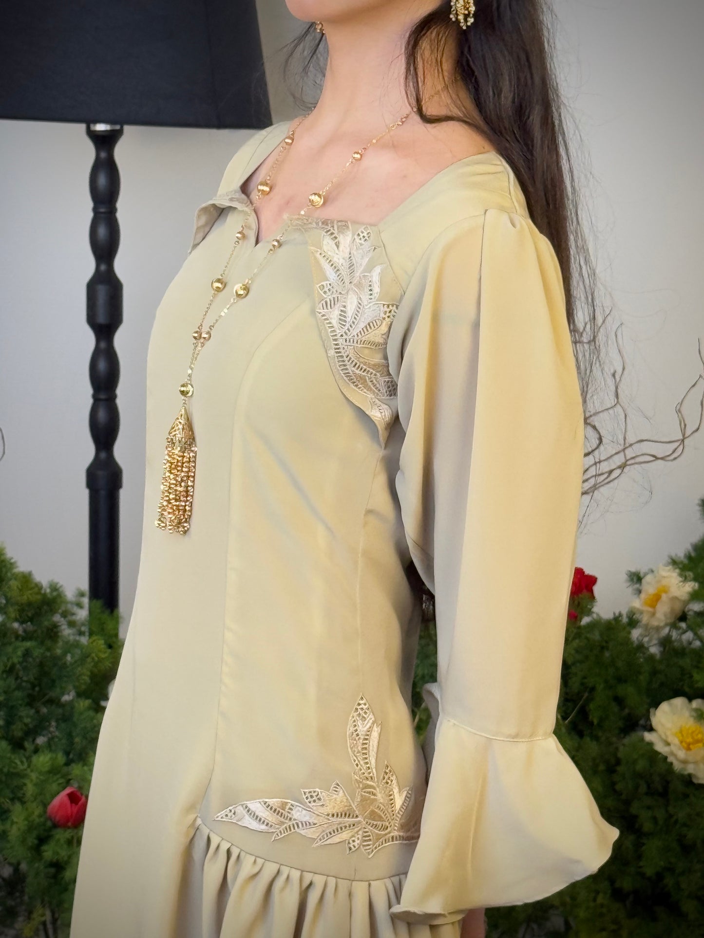 فستان من الحرير الالماس  مع تطريز مخرم