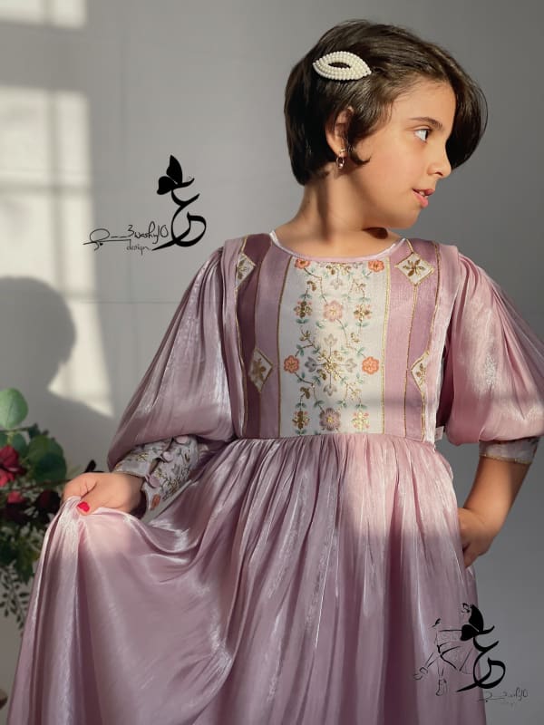 فستان من الاورجنزا مع صدرية مشجرة مزراية