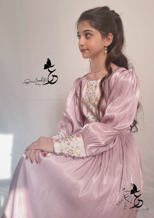 فستان من الاورجنزا مع صدرية مشجرة مزراية