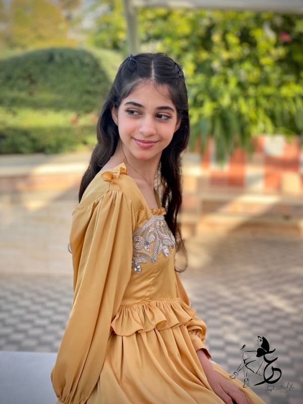 فستان من الحرير مع دانتيل مشكوك