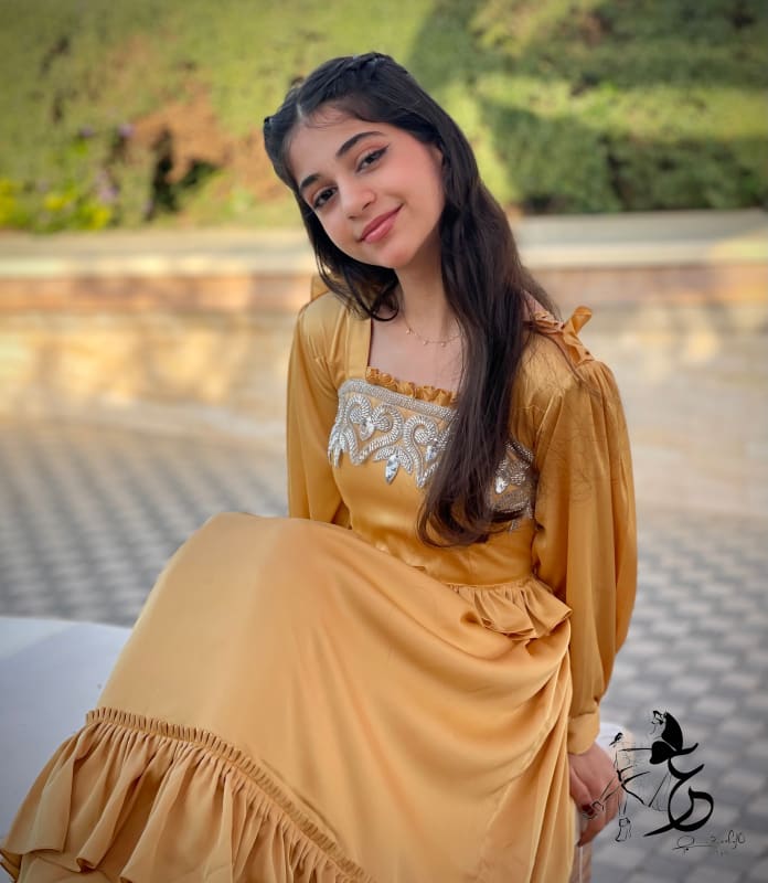 فستان من الحرير مع دانتيل مشكوك