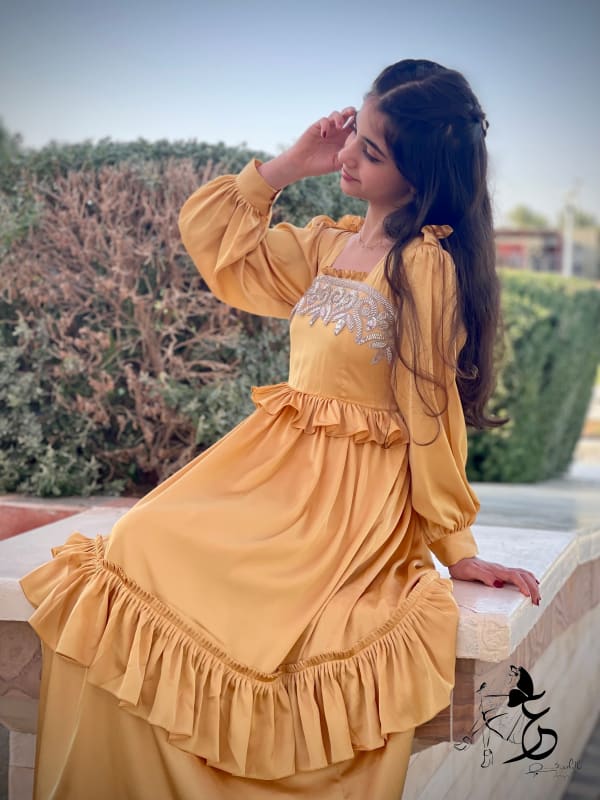 فستان من الحرير مع دانتيل مشكوك