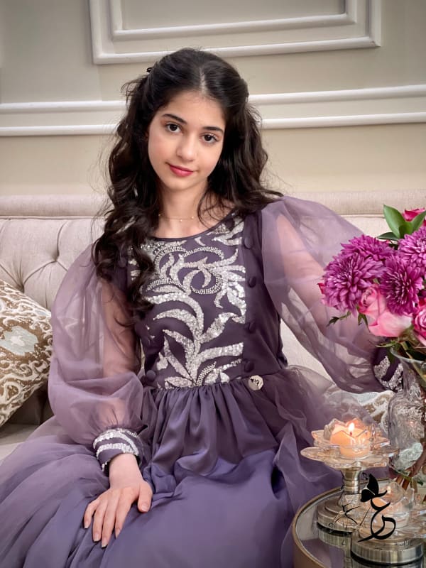 فستان من الحرير والتور مع صدريه شك لزبونه الحريه بالطول وتبطين الاكما م بوضع ملاحظه