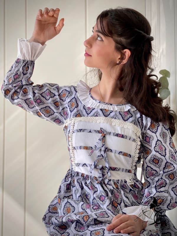 فستان من القطن مع دمج الساده والدانتيل