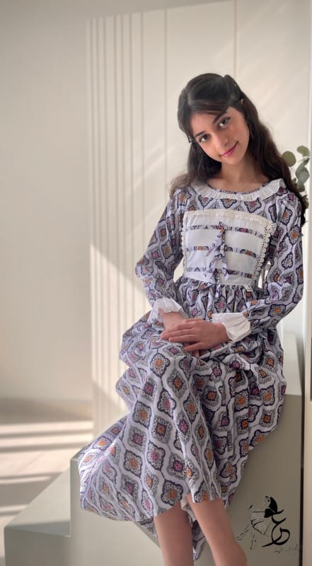 فستان من القطن مع دمج الساده والدانتيل