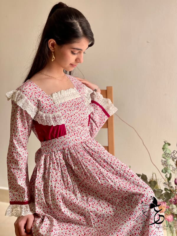 فستان من القطن مع دمج الساده والدانتيل