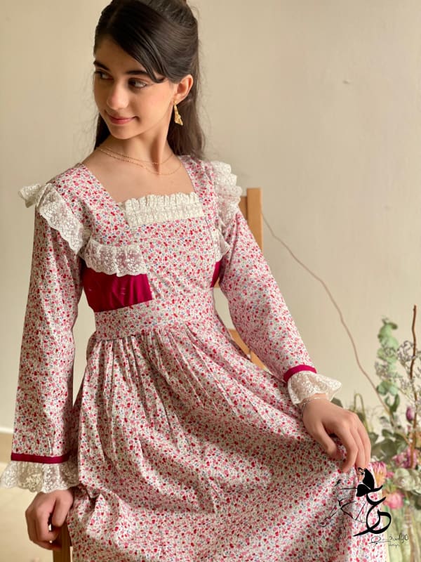 فستان من القطن مع دمج الساده والدانتيل