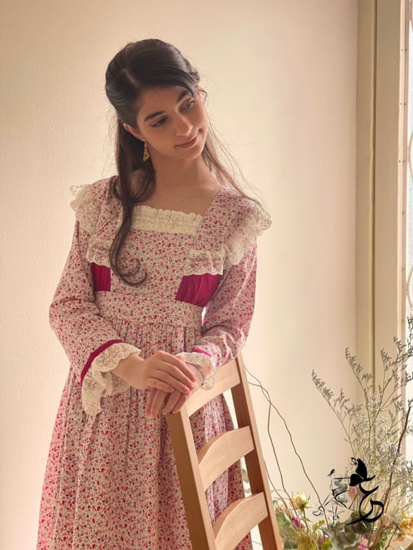 فستان من القطن مع دمج الساده والدانتيل