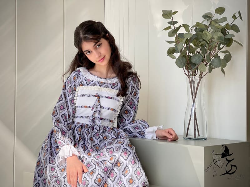 فستان من القطن مع دمج الساده والدانتيل