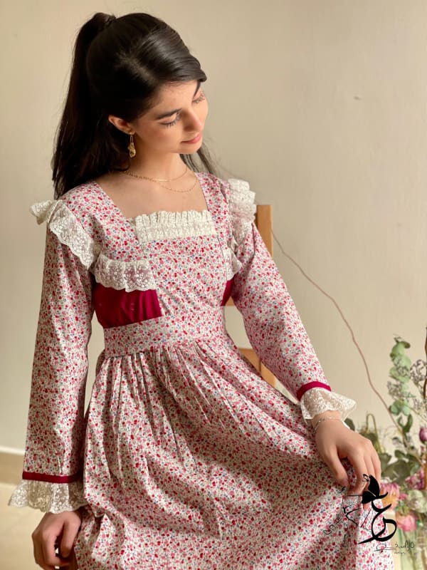 فستان من القطن مع دمج الساده والدانتيل