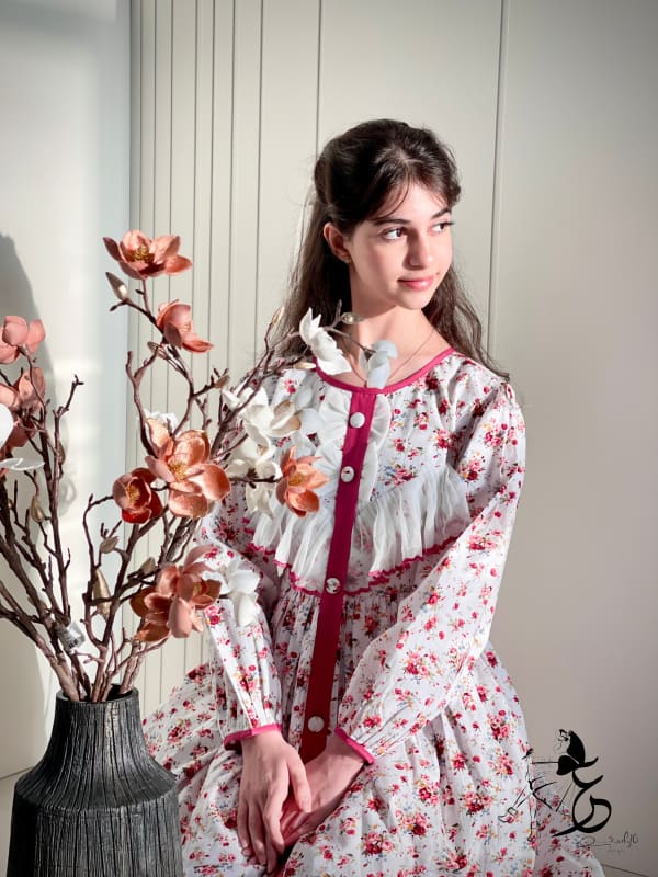 فـستان من القطن مزين بالتطريز الزري والتور..