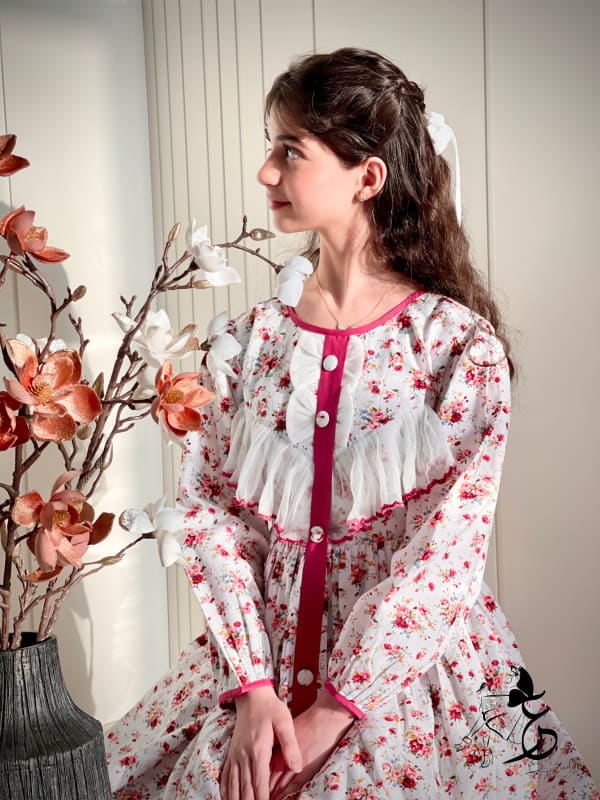 فـستان من القطن مزين بالتطريز الزري والتور..