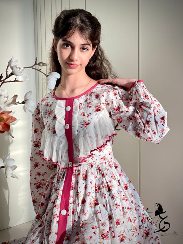 فـستان من القطن مزين بالتطريز الزري والتور..