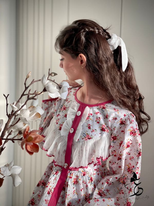 فـستان من القطن مزين بالتطريز الزري والتور..