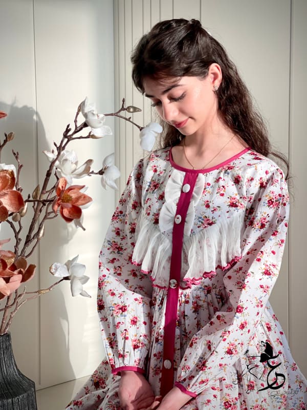 فـستان من القطن مزين بالتطريز الزري والتور..