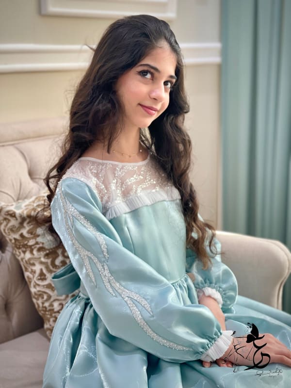 فستان ساتان لمعه مع شك الطول حسب رغبة الزبونه