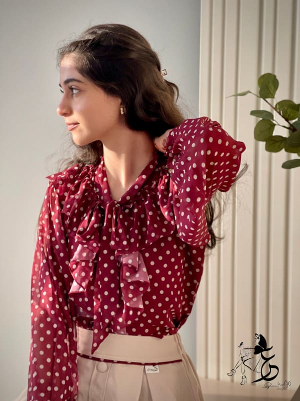 قميص من الشيفون وتنورة الماس