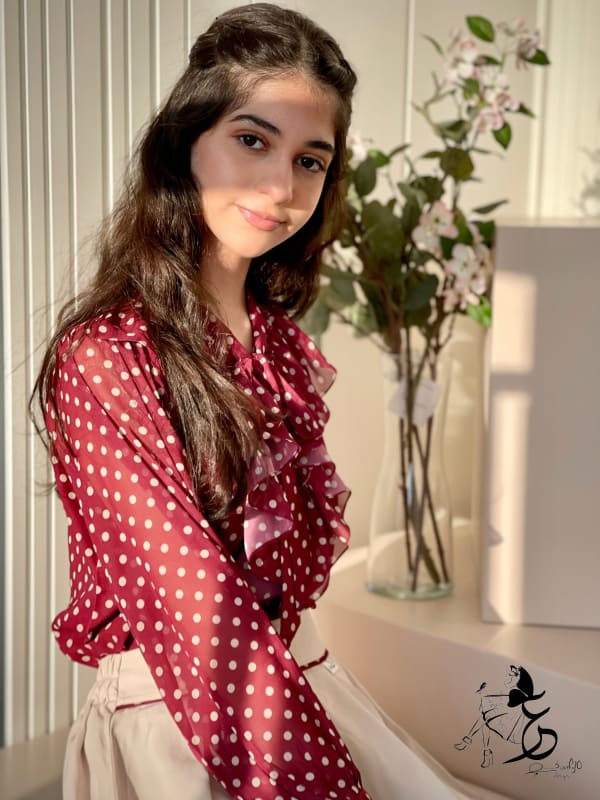 قميص من الشيفون وتنورة الماس