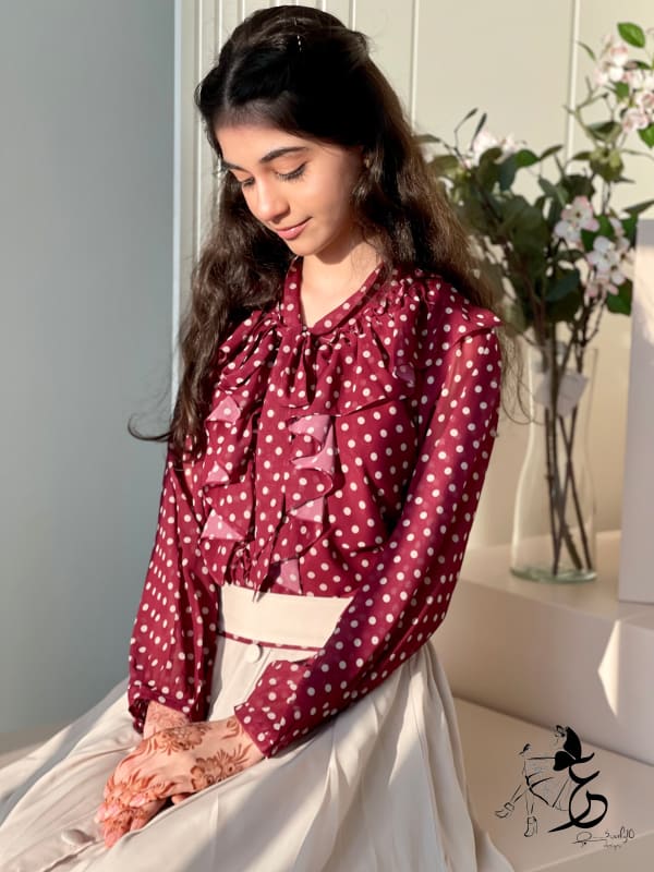 قميص من الشيفون وتنورة الماس