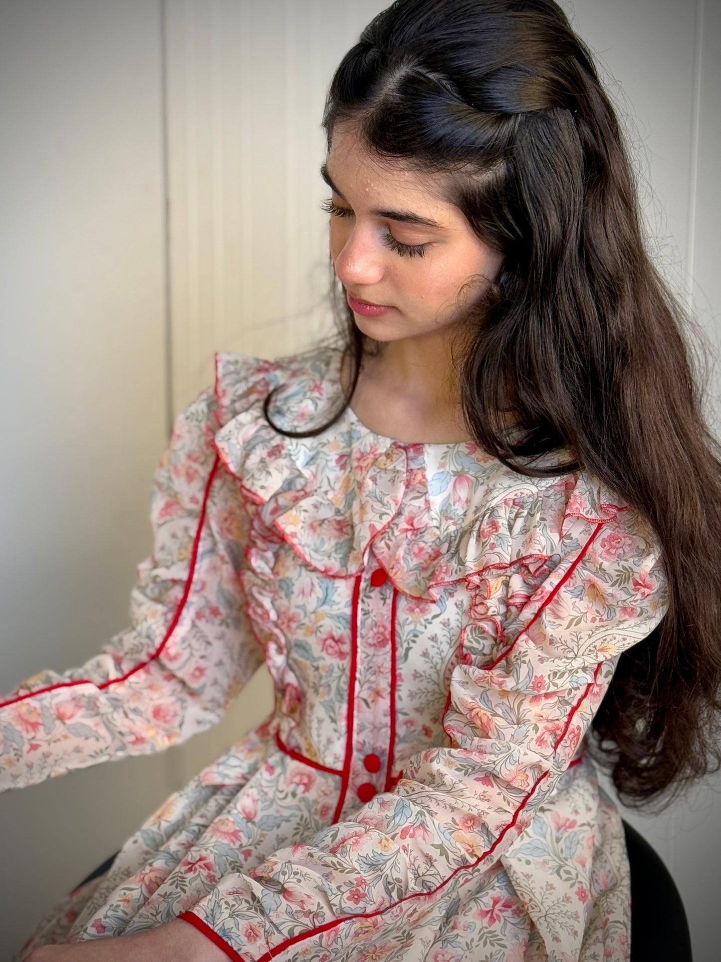 فستان من الشيفون مع ريبان وتطريز تحديد