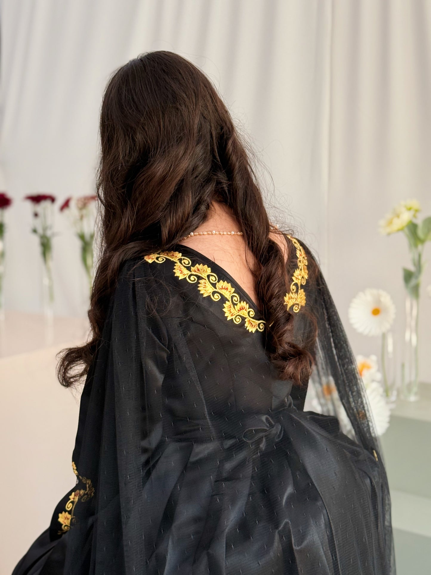 فستان  مع تطريز وتور