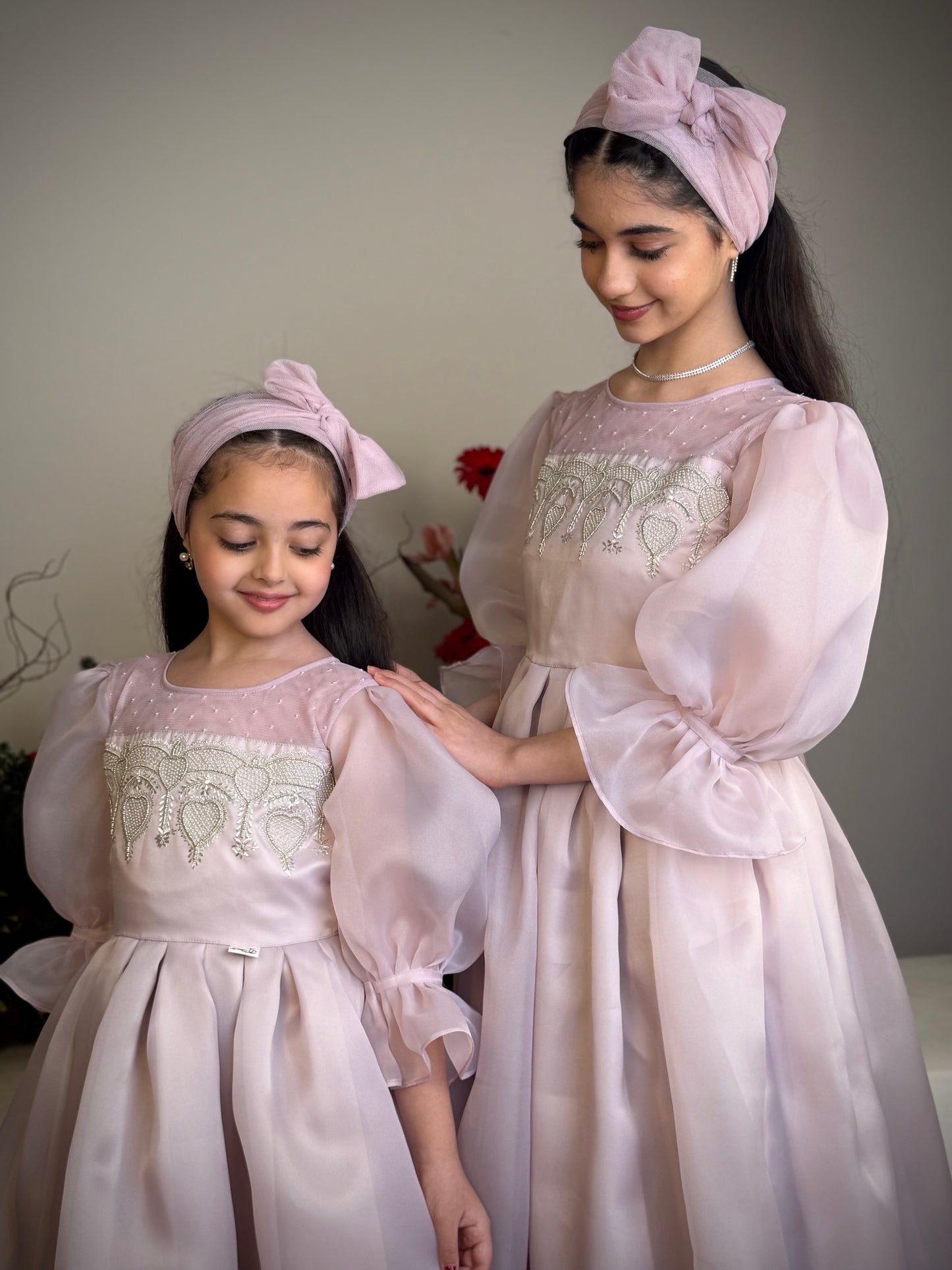 فستان من الاورجنزا مع دانتيل مشكوك