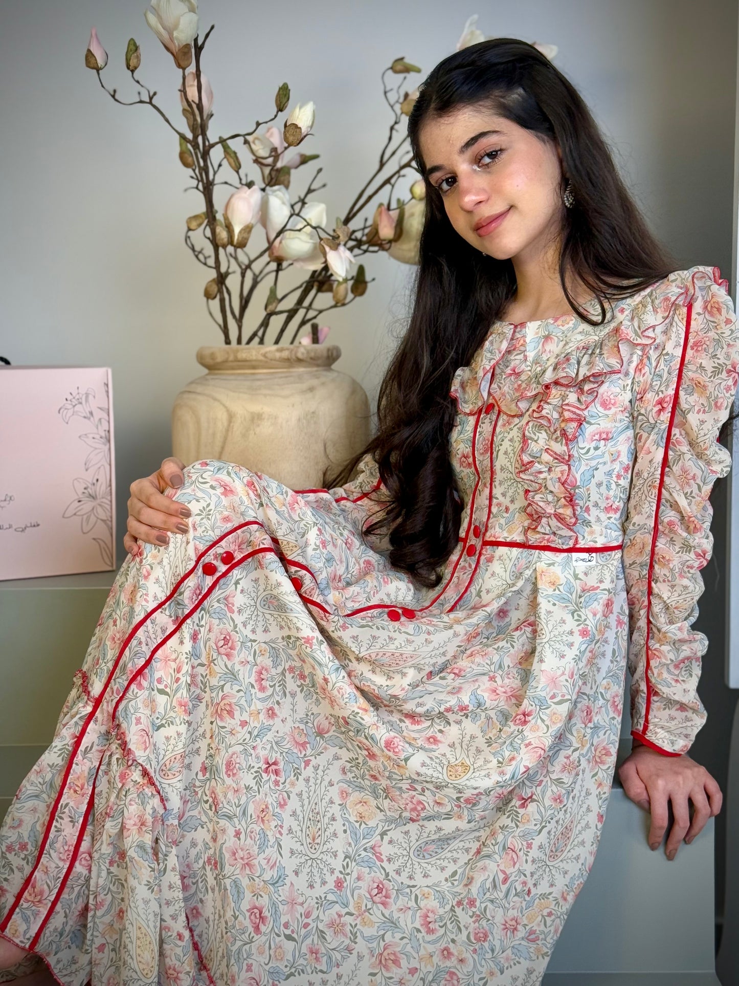 فستان من الشيفون مع ريبان وتطريز تحديد