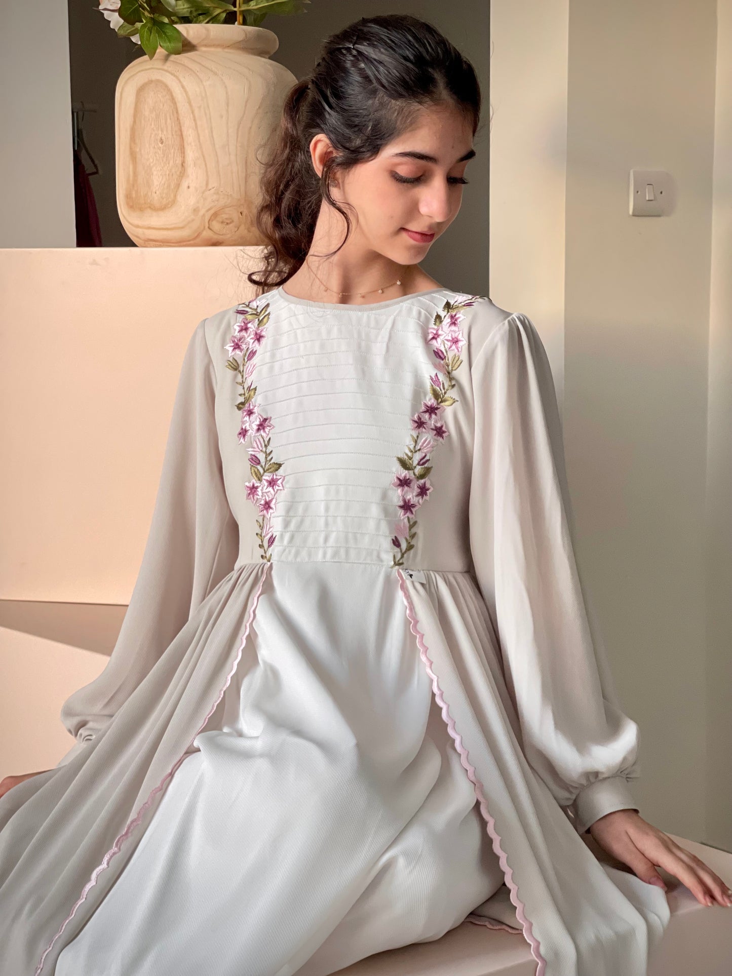 فستان كريب طبقتين مع تطريز (الأم والبنت )