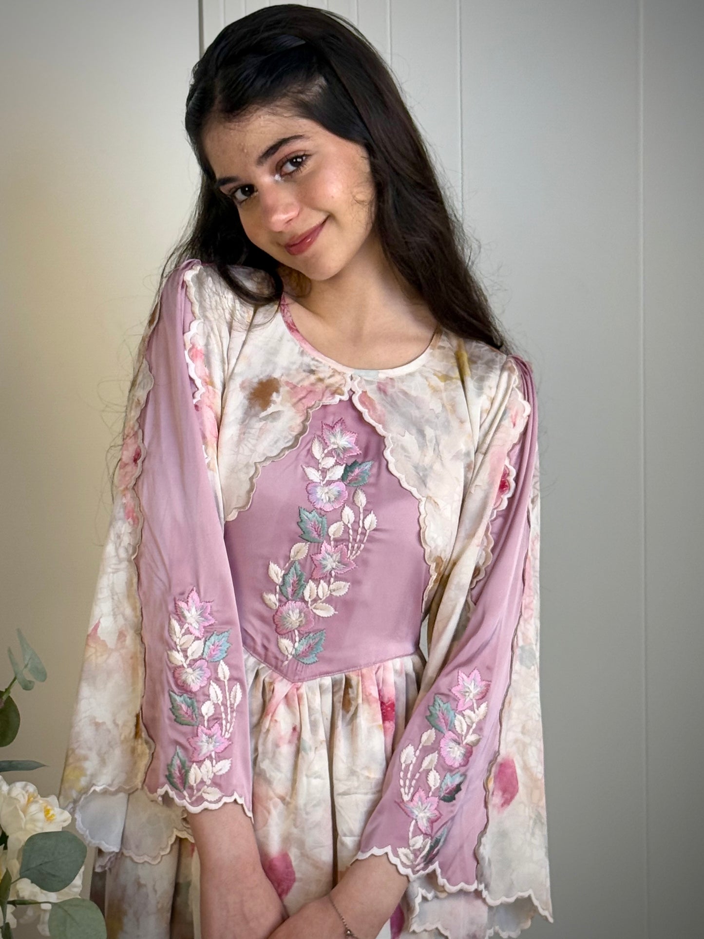 فستان من الجاكار مع تطريز