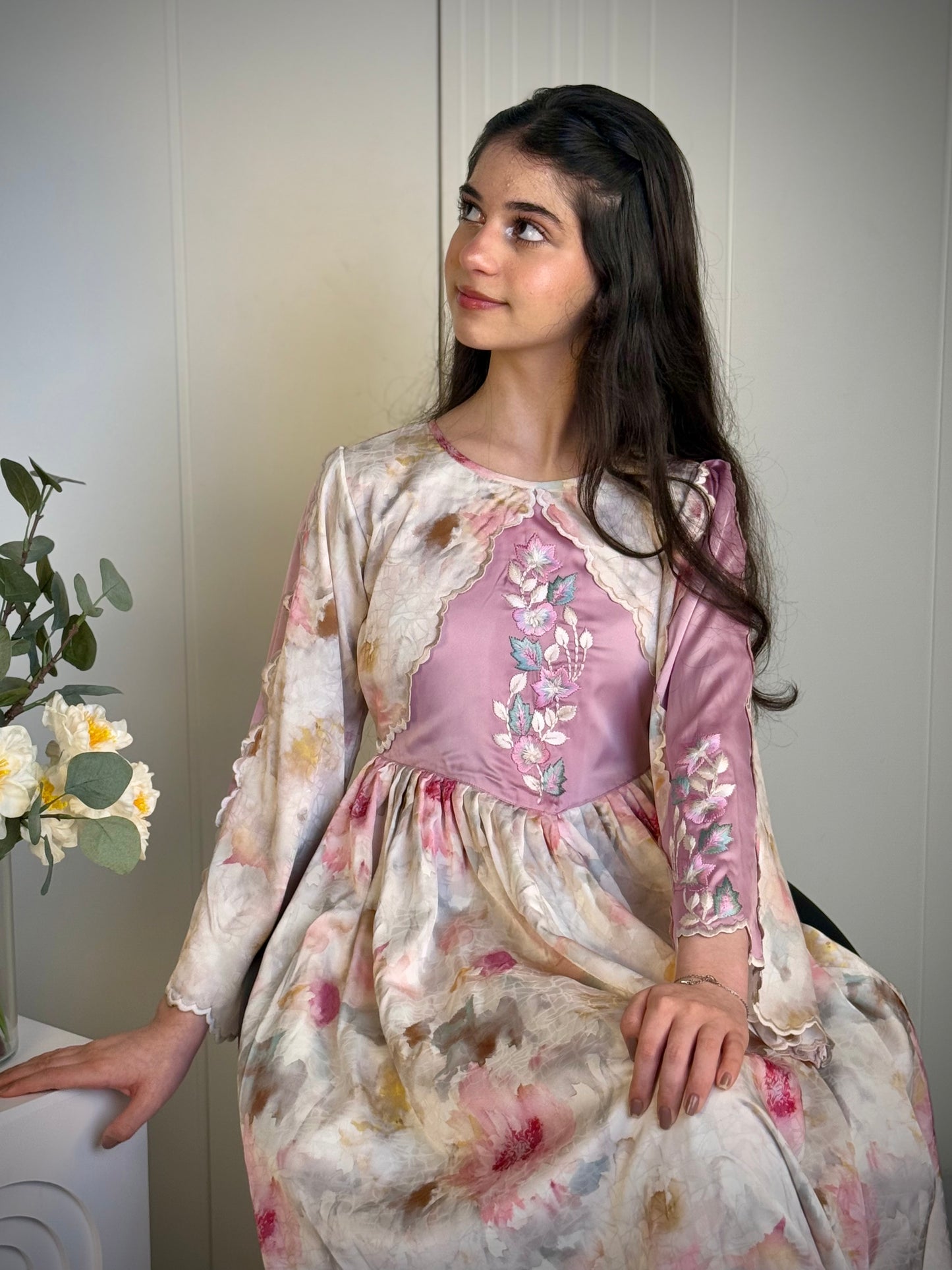 فستان من الجاكار مع تطريز