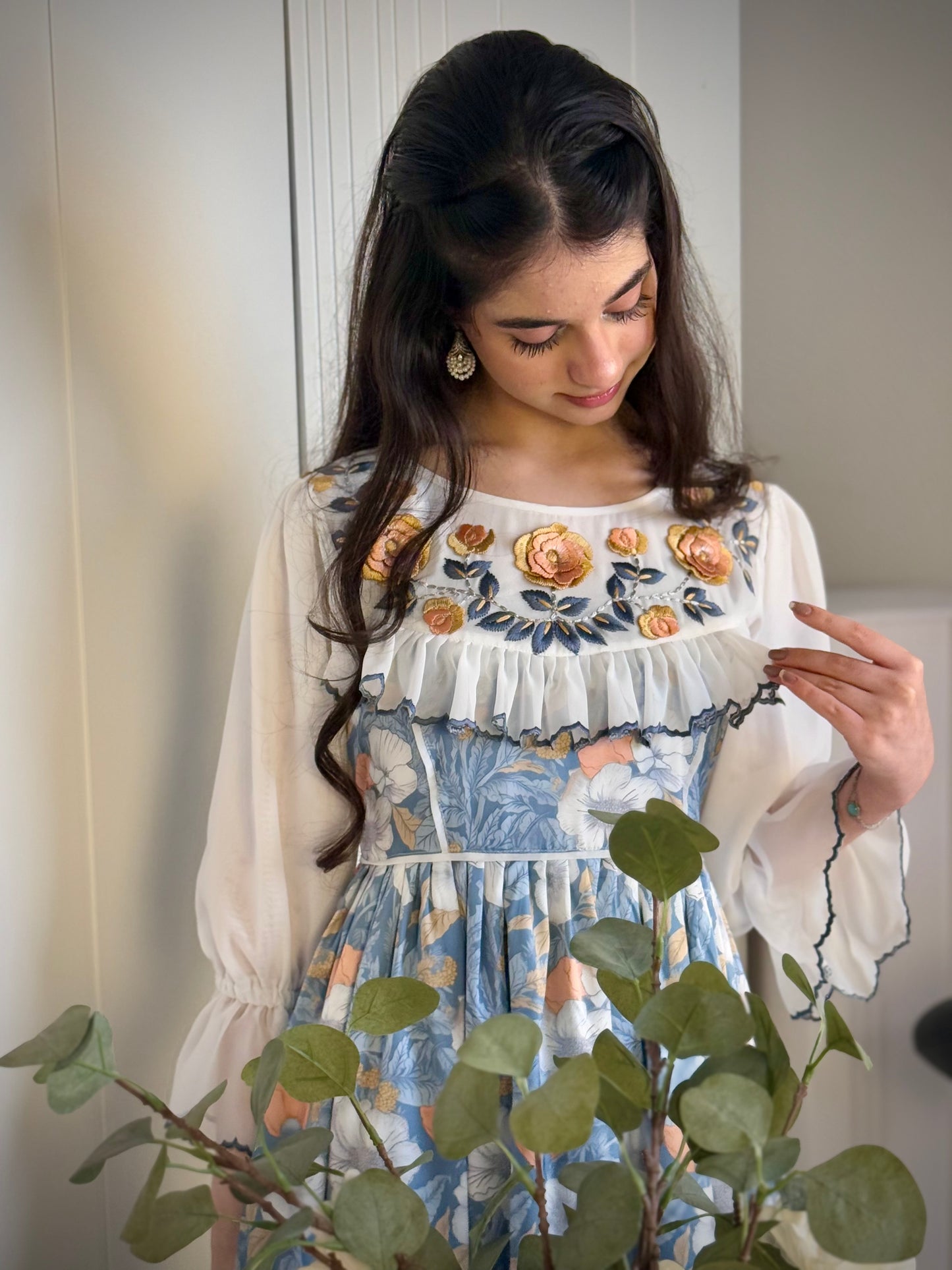 فستان من الحرير مع تطريز 3d