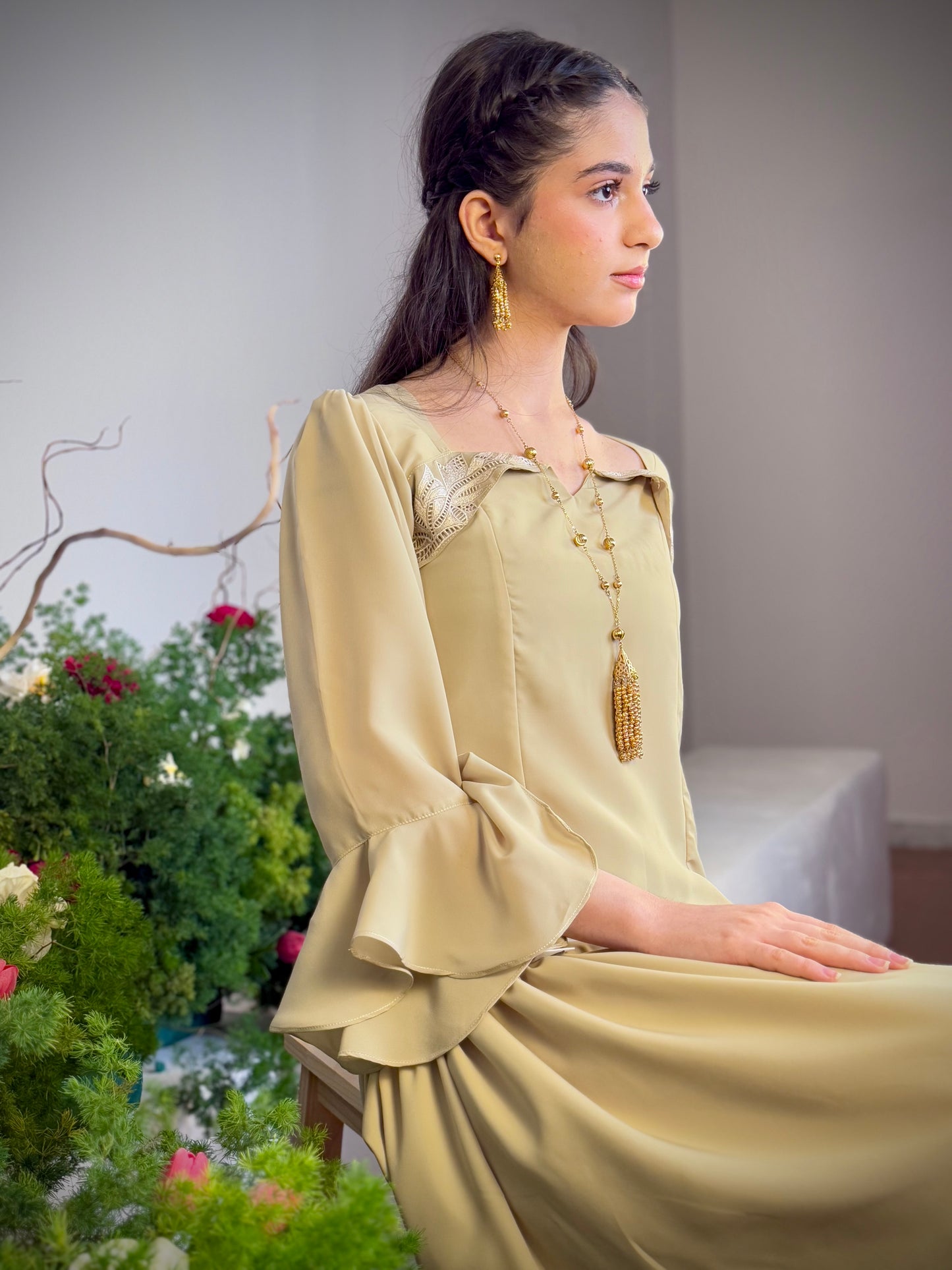 فستان من الحرير الالماس  مع تطريز مخرم