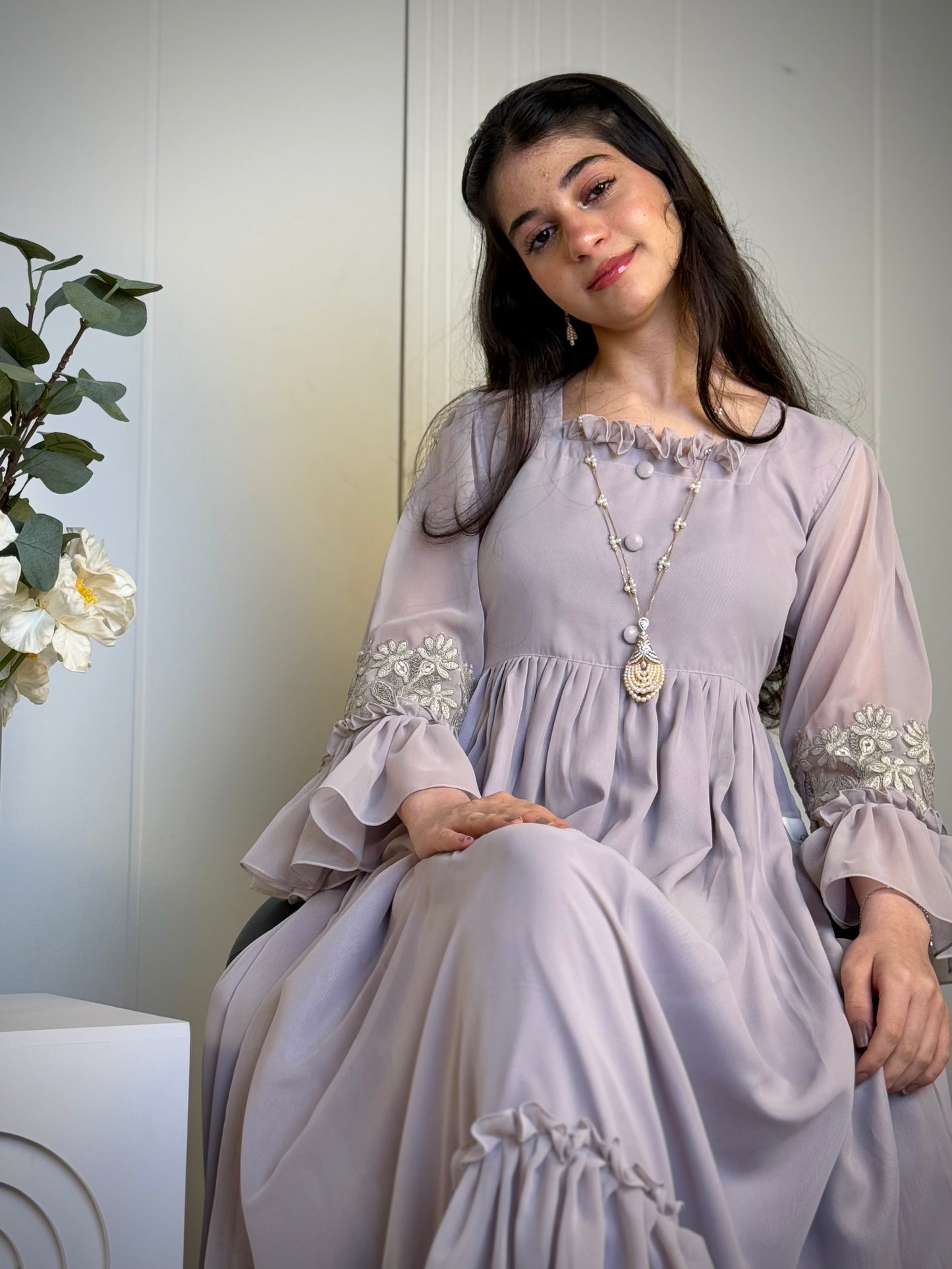 فستان من الشيفون مع دانتيل