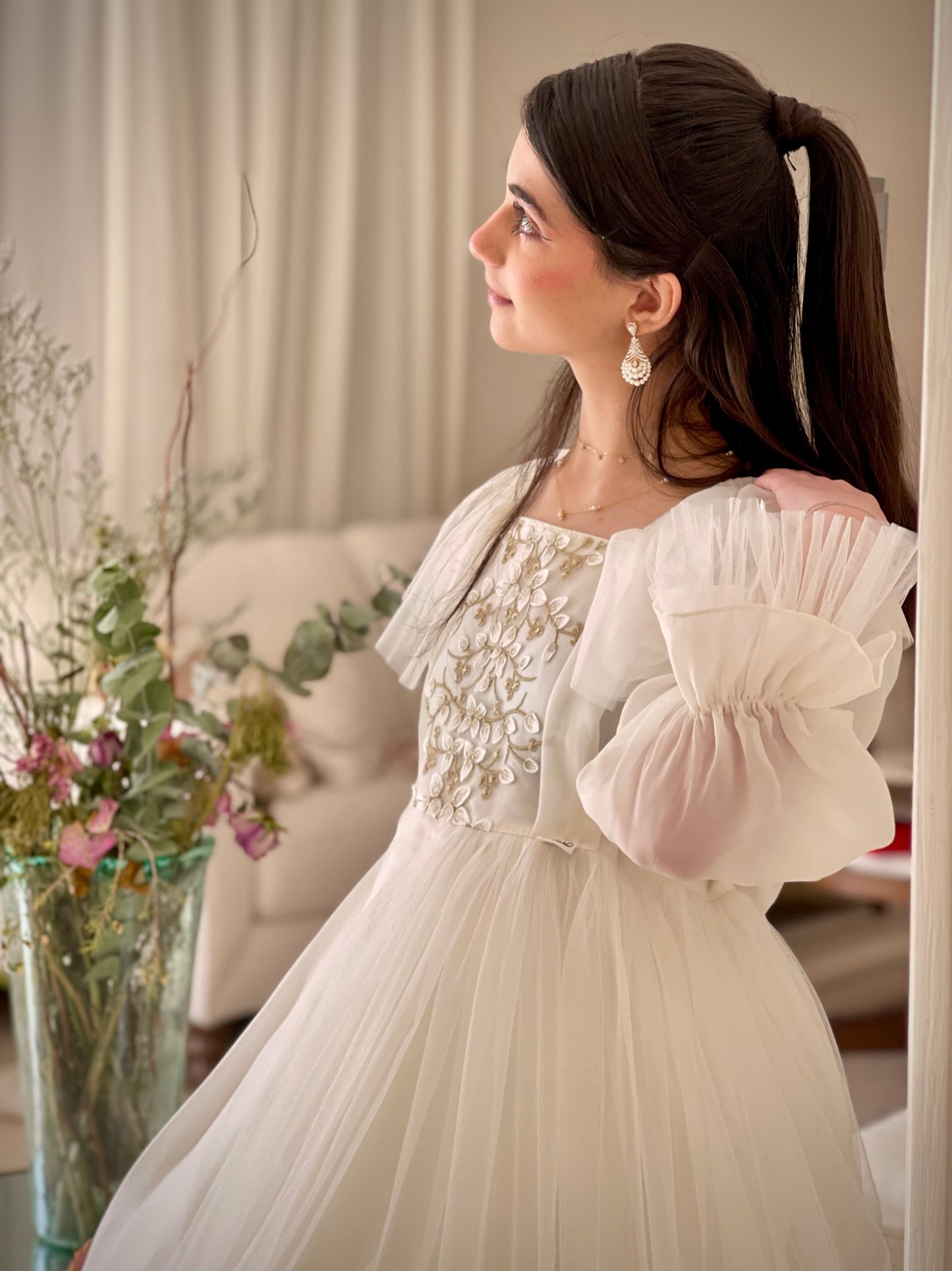 فستان من  الاورجنزا مع صدريه مشغوله وكسرات جانبيه تور  مع جيبون داخلي منفصل