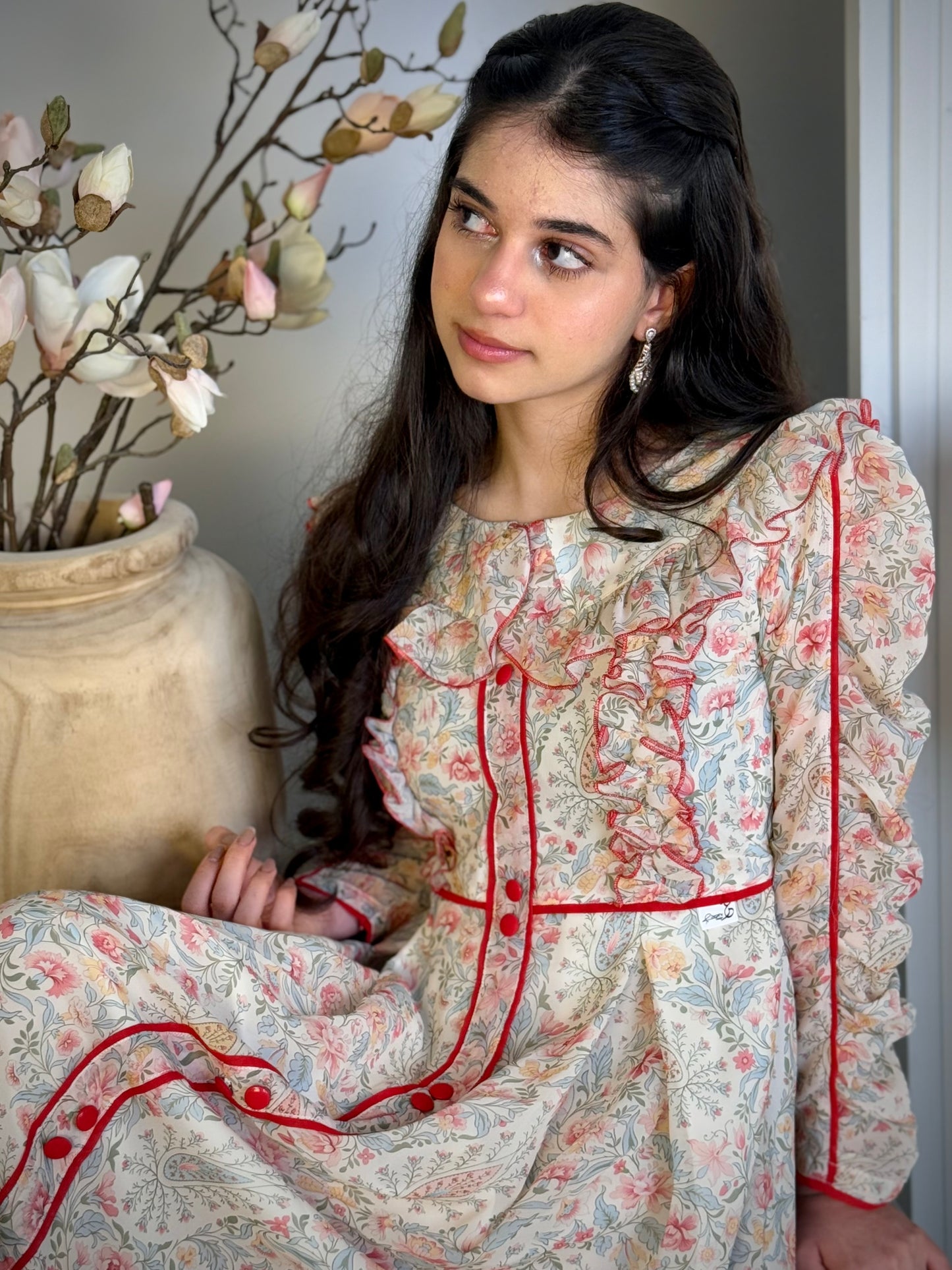 فستان من الشيفون مع ريبان وتطريز تحديد