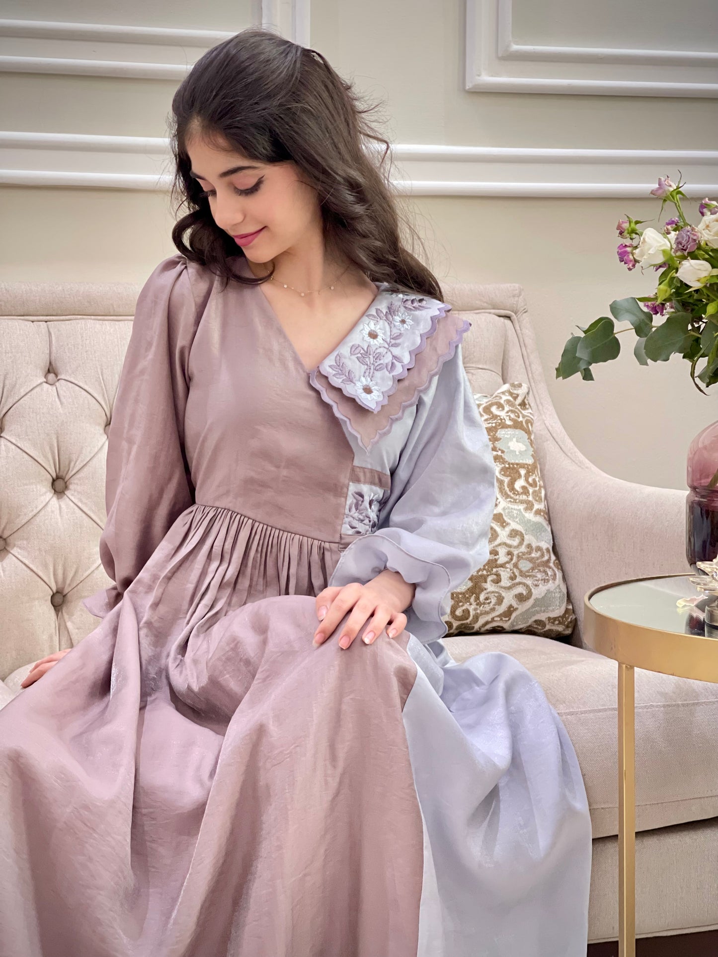 فستان دمج لونين مع ابه مطرزه وخصر مطرز من حرير روز الام والبنت