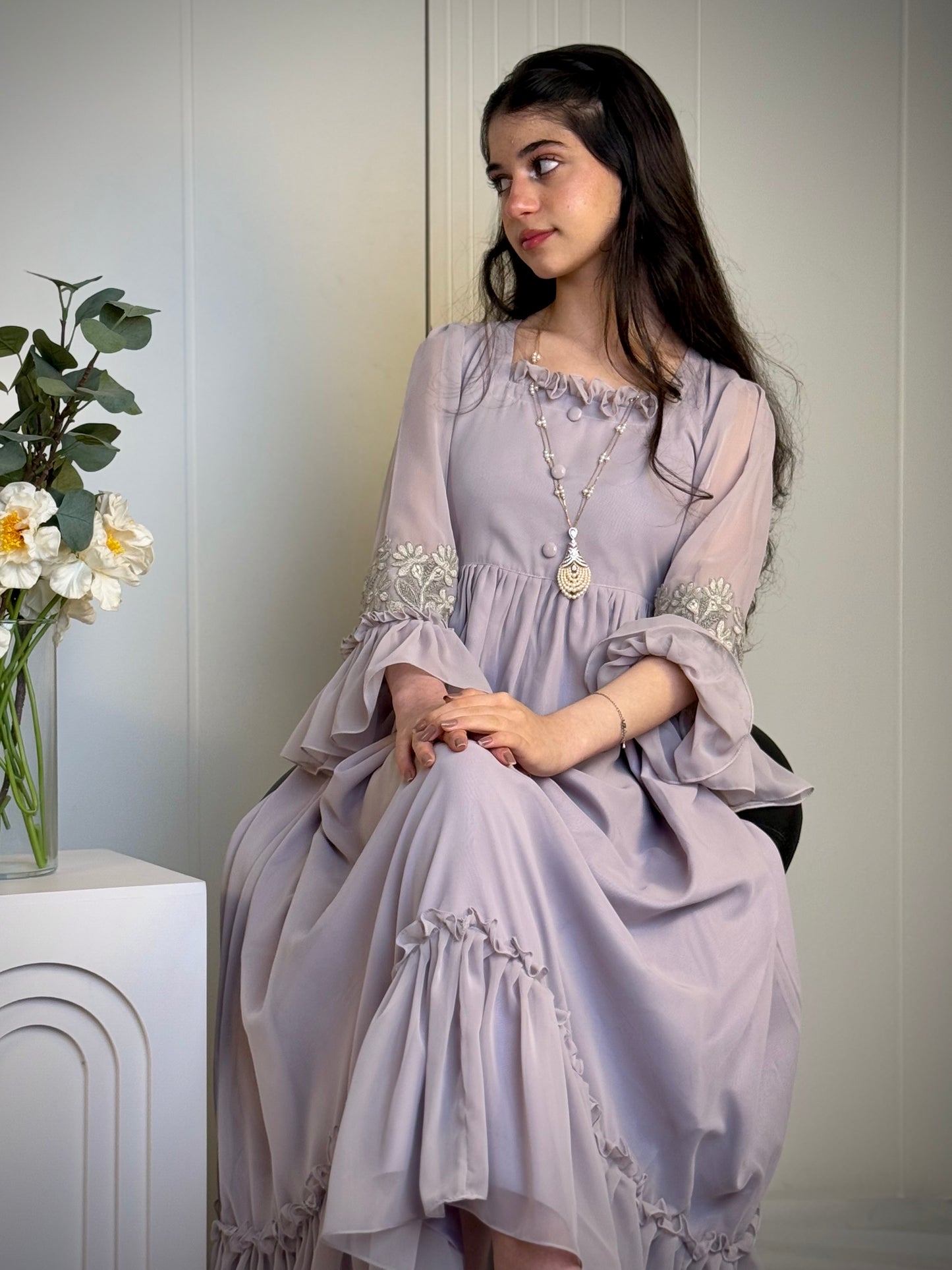 فستان من الشيفون مع دانتيل