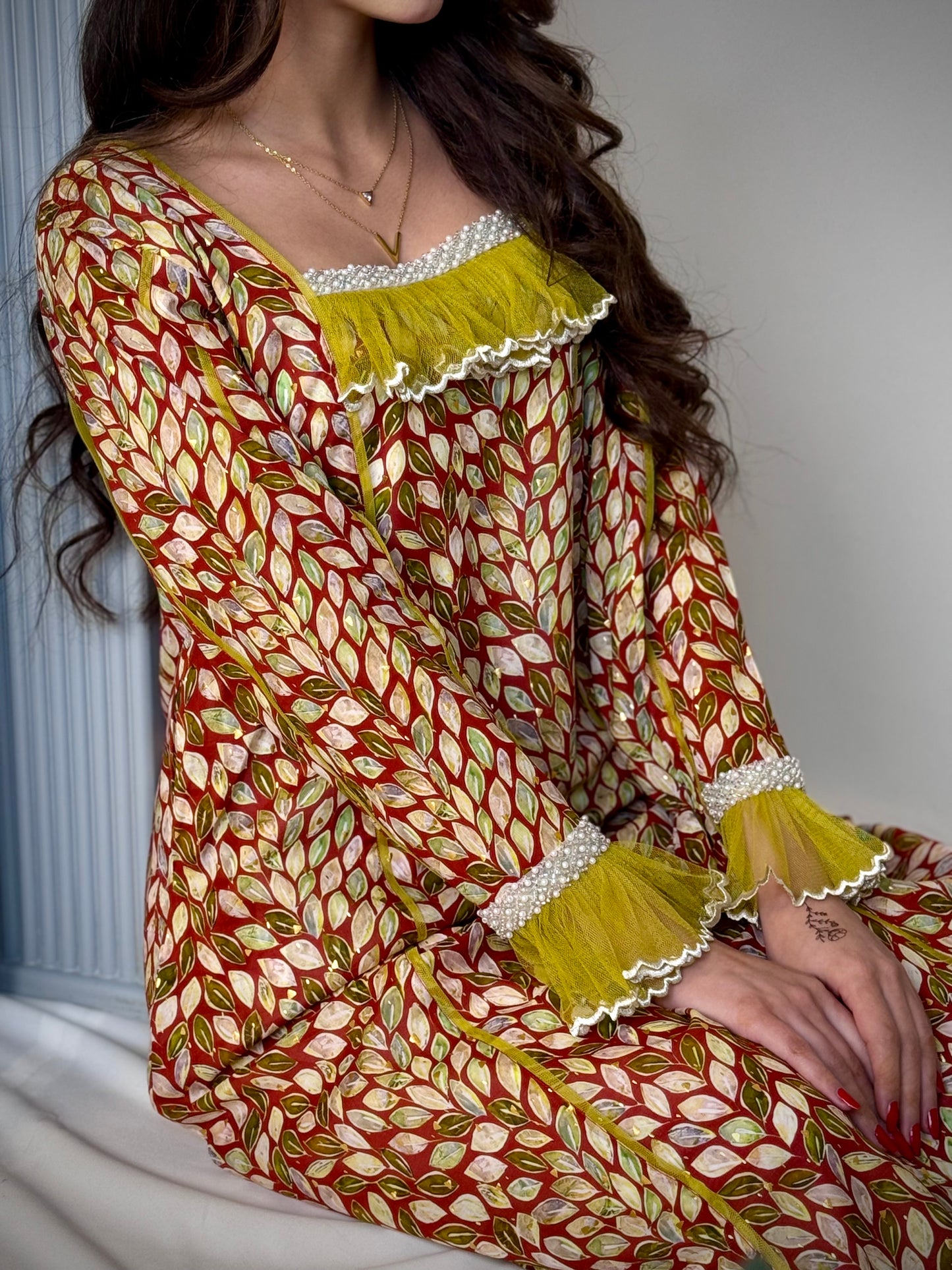 جلابية مع تور مطرز وشغل دانتيل شك