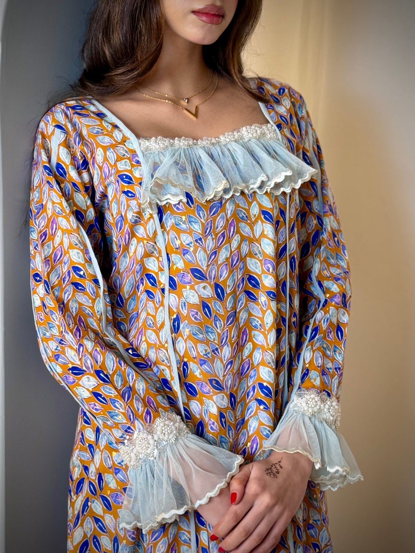 جلابية مع تور مطرز وشغل دانتيل شك