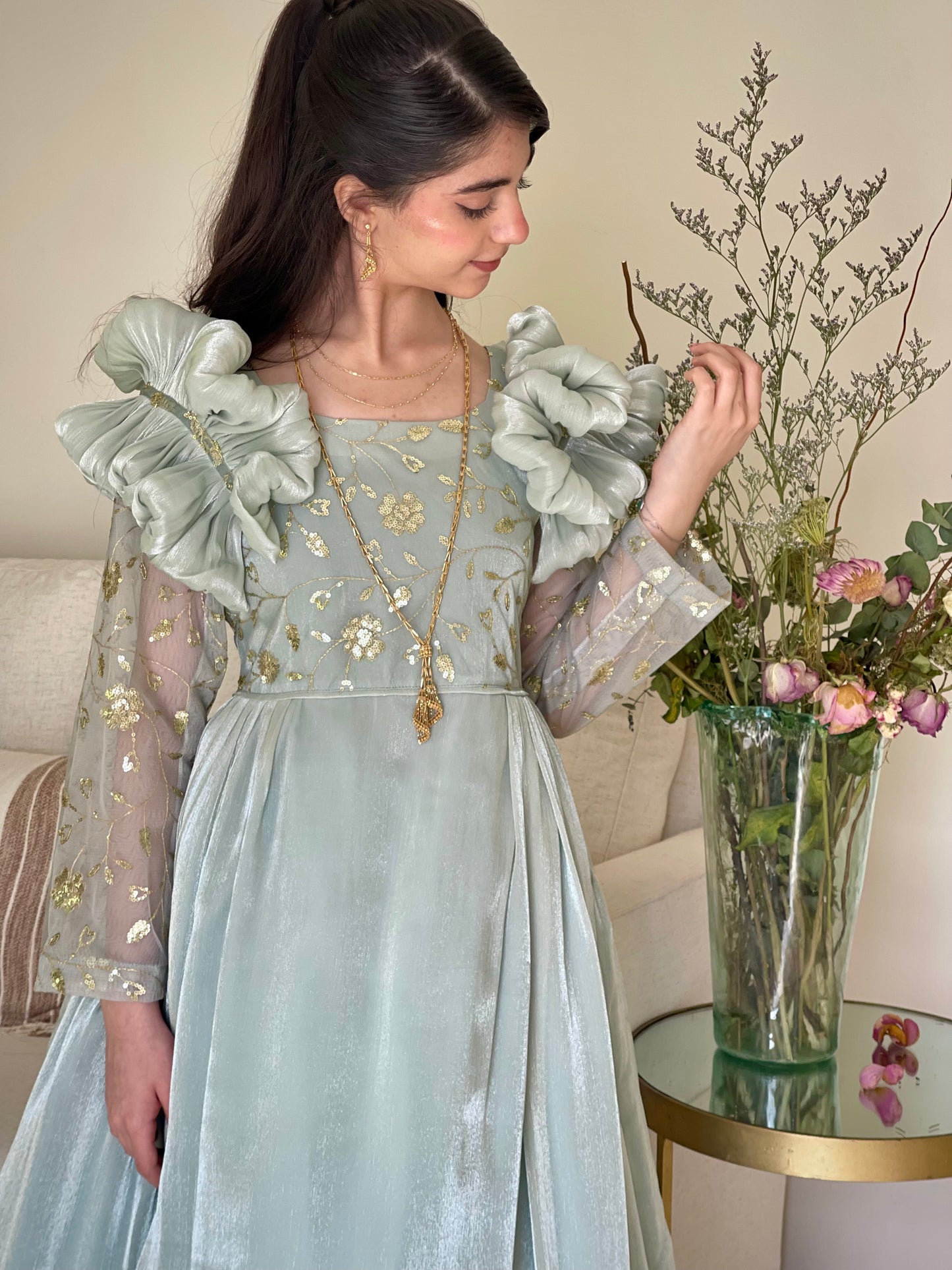 فستان روز اورحنزا مع صدرية مشغوله وجيبون داخلي منفصل