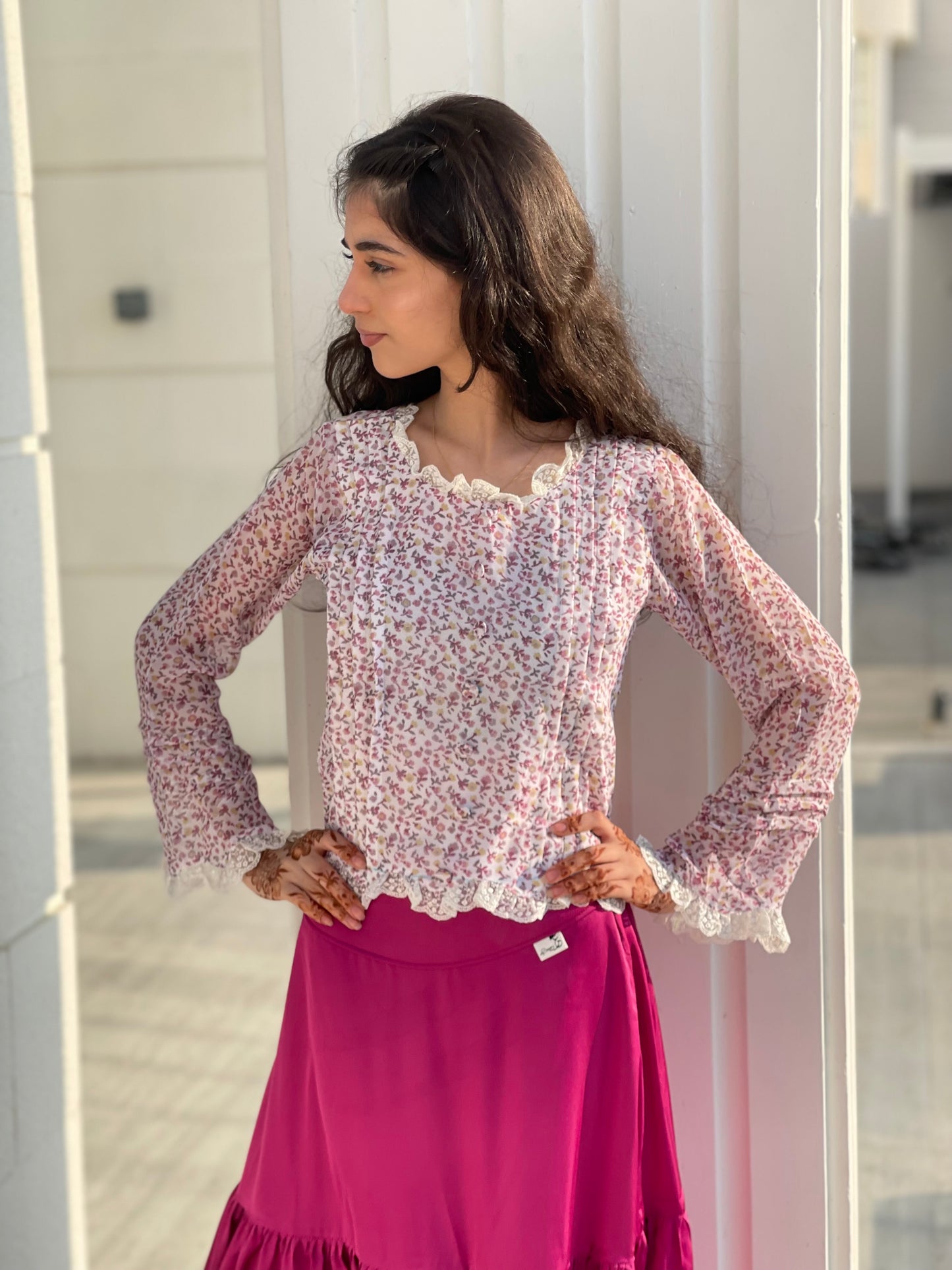 قميص من الشيفون وتنورة الماس