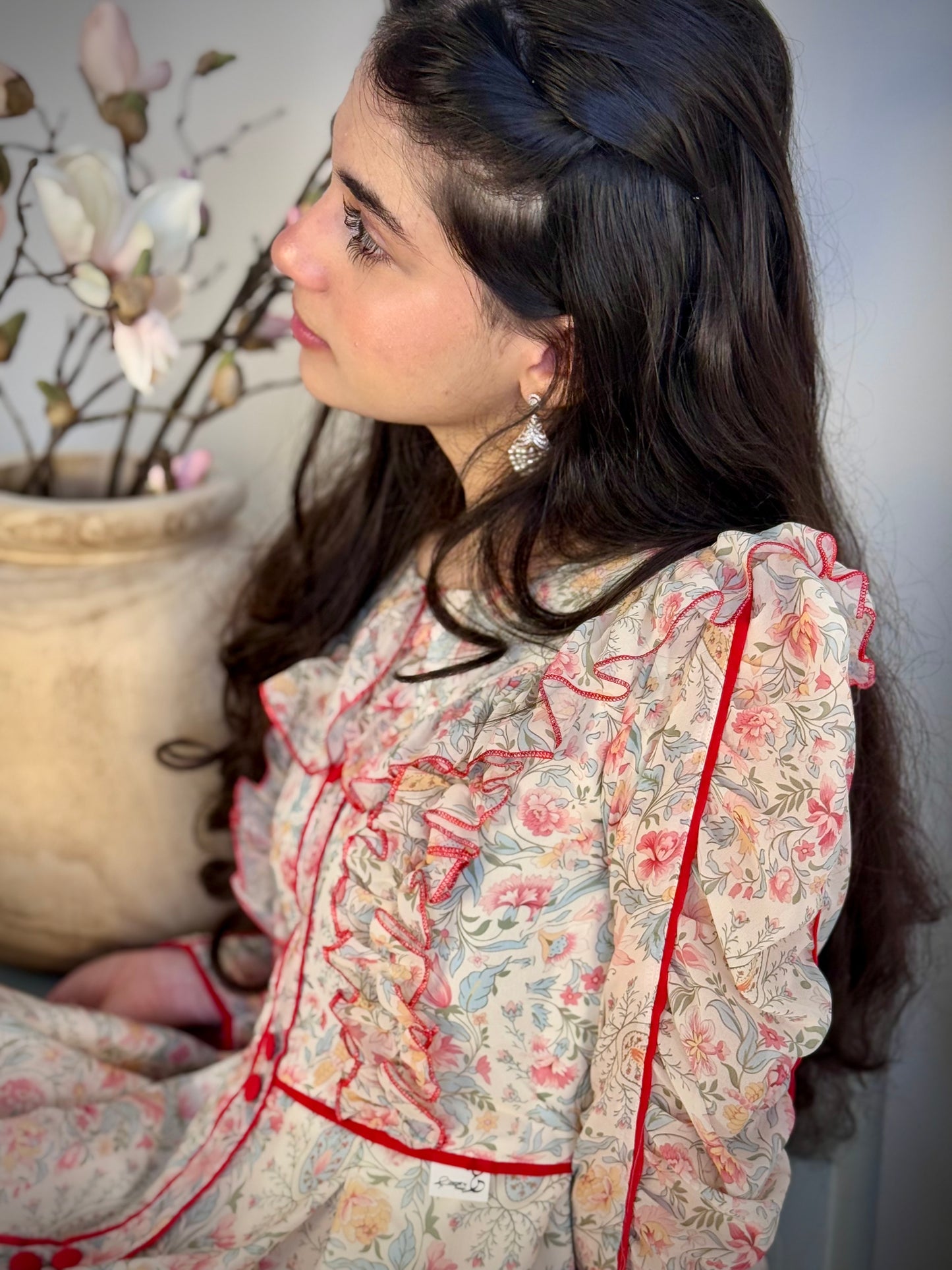 فستان من الشيفون مع ريبان وتطريز تحديد