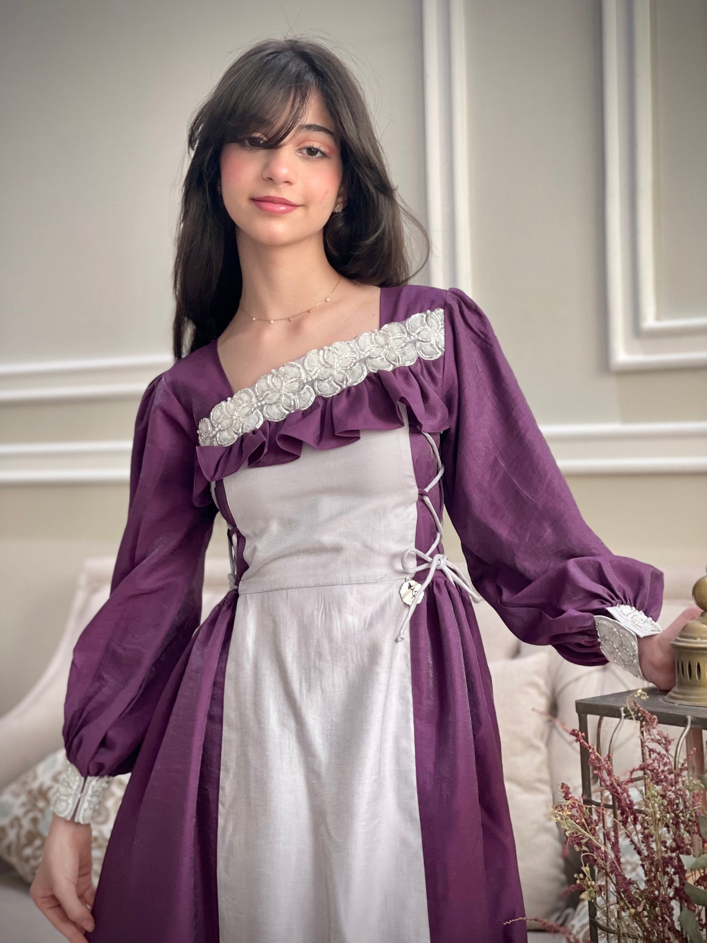 فستان من حرير الروز دمج لونين مع شغل دانتيل شك