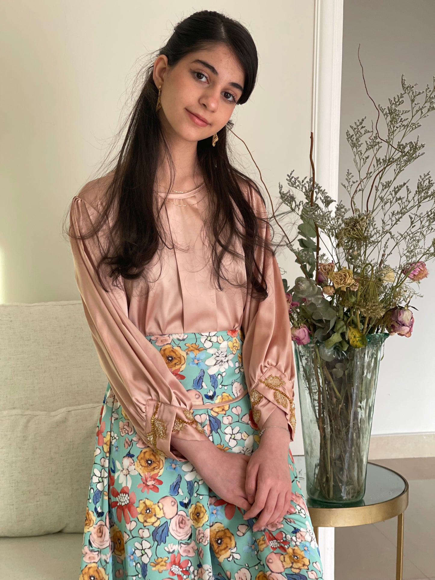 قميص وتنوره  من الحرير معشك على الاكمام