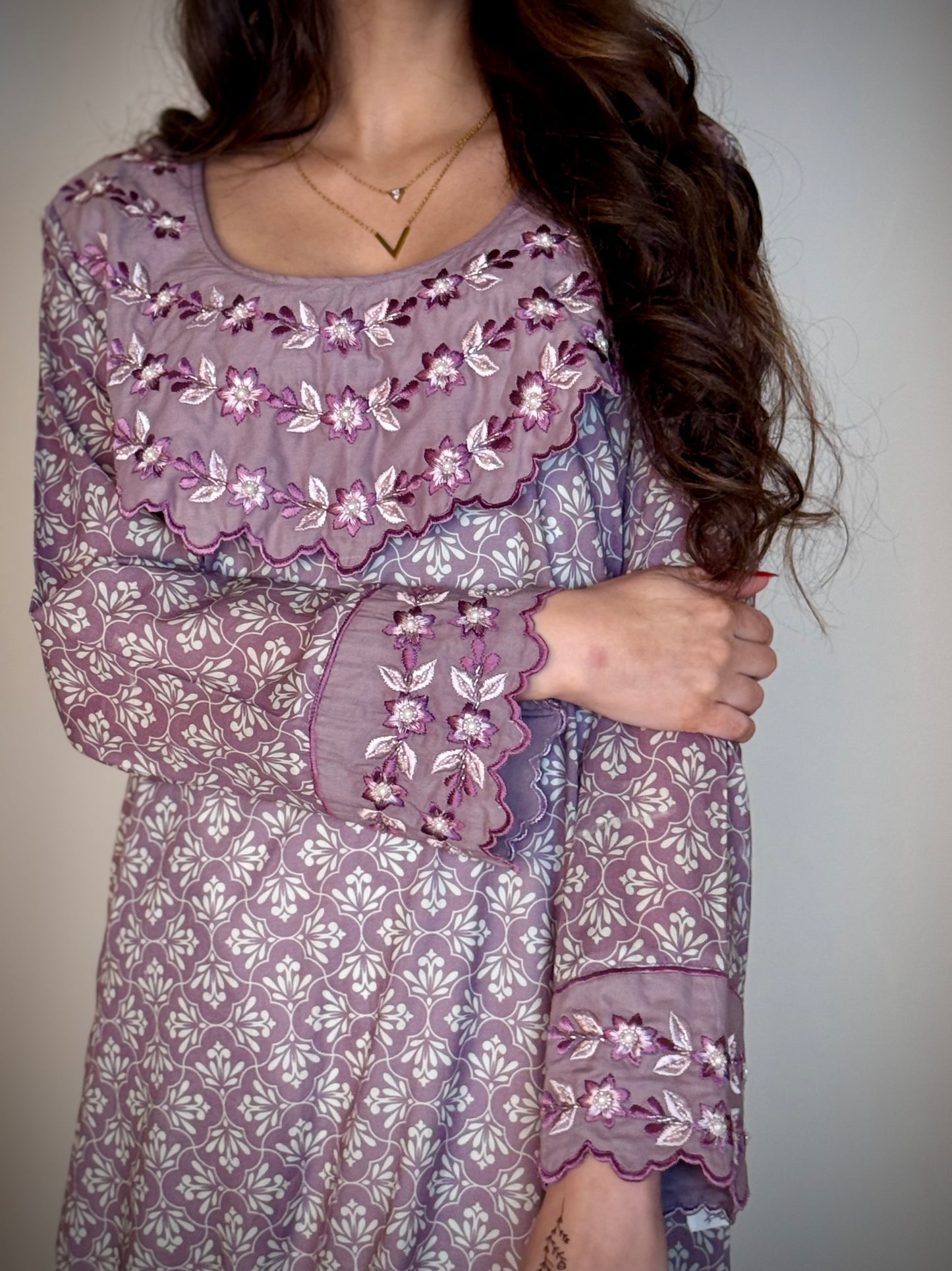 جلابية قطن  تطريز مع شغل شك