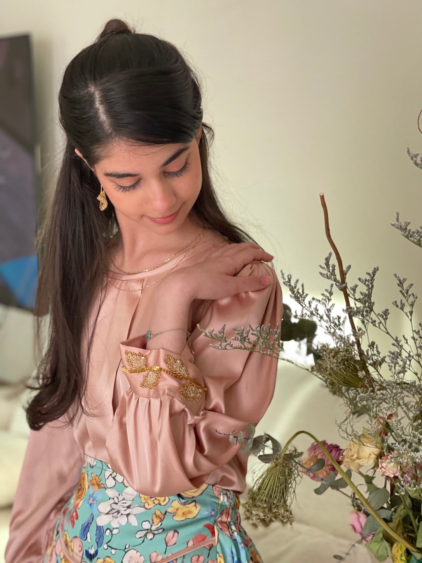 قميص وتنوره  من الحرير معشك على الاكمام